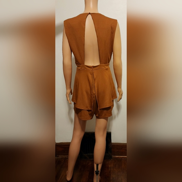 Lyaner split top romper. Small. Key hole back button closure. Neutral. Short V - Picture 12 of 16